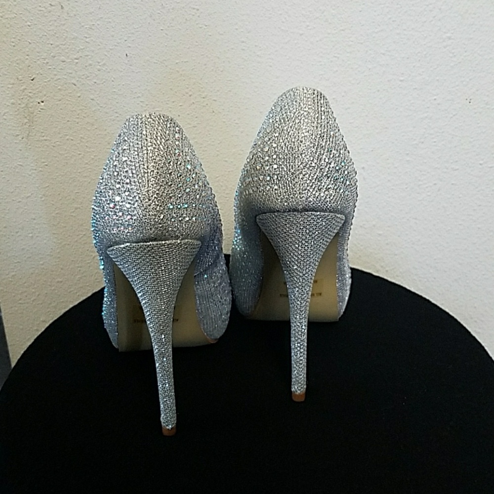 Silver heels - Picture 2 of 3